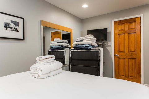 Cozy Ground Floor 2 Bed Apt W/ 1 Car Garage - Click Find 12