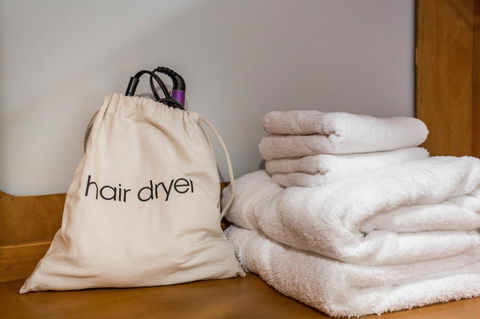 Cozy Ground Floor 2 Bed Apt W/ 1 Car Garage - Click Find 23