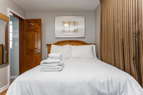 Cozy Ground Floor 2 Bed Apt W/ 1 Car Garage - Click Find 5