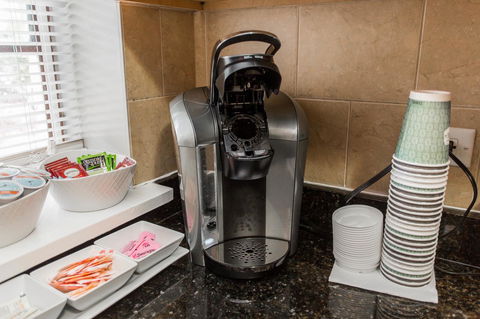 Cozy Ground Floor 2 Bed Apt W/ 1 Car Garage - Click Find 15