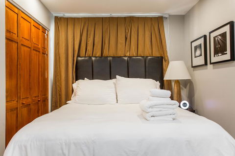 Cozy Ground Floor 2 Bed Apt W/ 1 Car Garage - Click Find 10