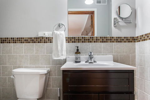 Cozy Ground Floor 2 Bed Apt W/ 1 Car Garage - Click Find 24