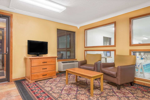 Super 8 By Wyndham Vincennes - Bet 4u 17