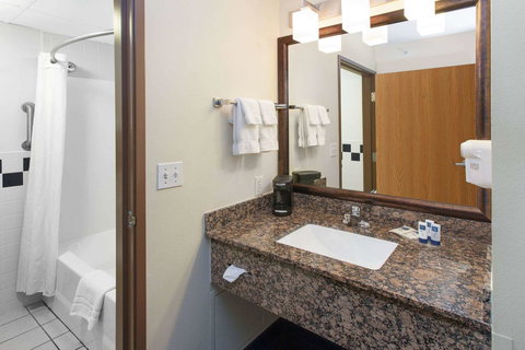 AmericInn By Wyndham Webster City - Bridge Guide 26