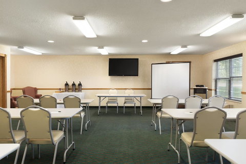 Country Inn & Suites By Radisson, Mason City, IA - Bridge Guide 11