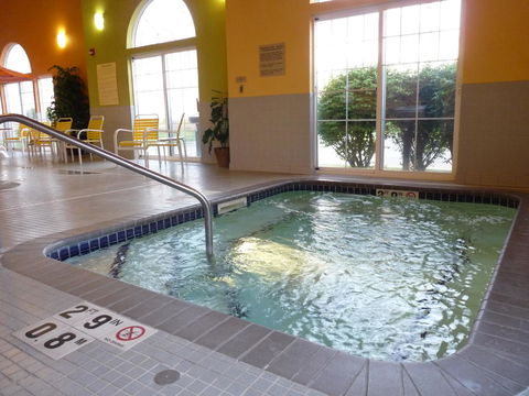 Country Inn & Suites By Radisson, Pella, IA - Bet 4u 15