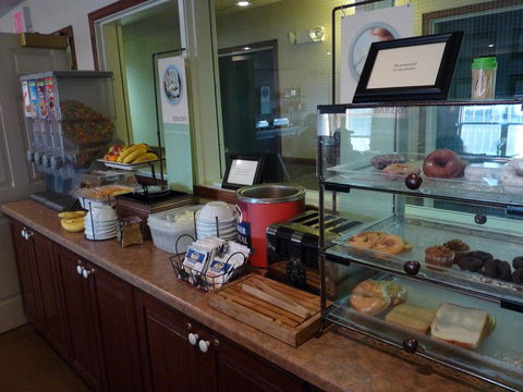 Country Inn & Suites By Radisson, Pella, IA - Bet 4u 9