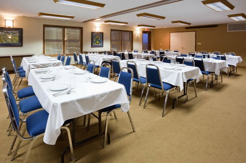 Country Inn & Suites By Radisson, Pella, IA - Bet 4u 14