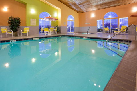 Country Inn & Suites By Radisson, Pella, IA - Bet 4u 3