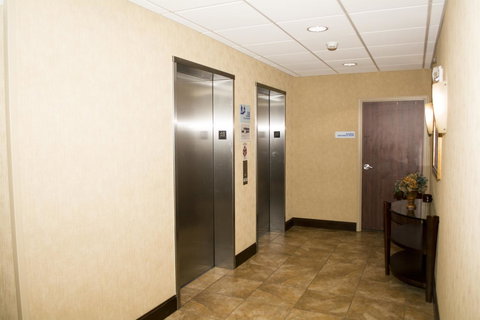 Holiday Inn Express & Suites - Mason City - Bridge Guide 20