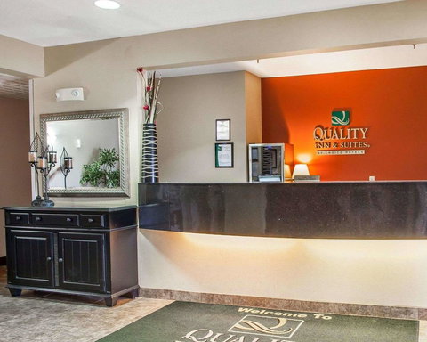 Quality Inn & Suites Mason City - Bridge Guide 6