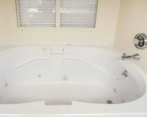 Quality Inn & Suites Mason City - Bridge Guide 17