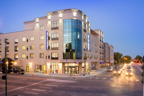 Bluemont Hotel - Bet 4u 0