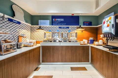 Holiday Inn Express & Suites - Olathe South - Bet 4u 4