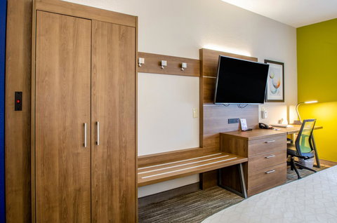 Holiday Inn Express & Suites - Olathe South - Bet 4u 24