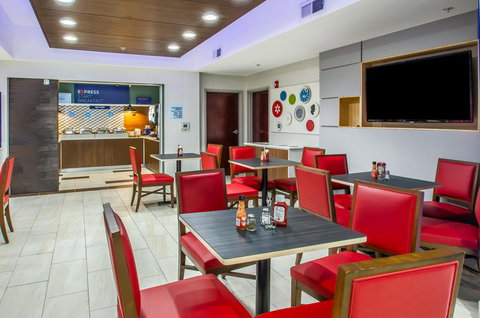 Holiday Inn Express & Suites - Olathe South - Bet 4u 2