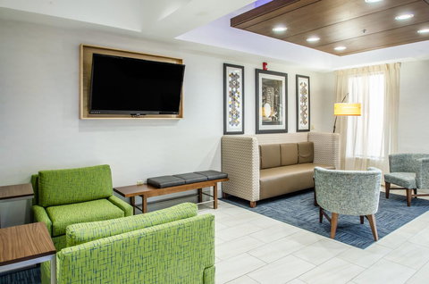 Holiday Inn Express & Suites - Olathe South - Bet 4u 7
