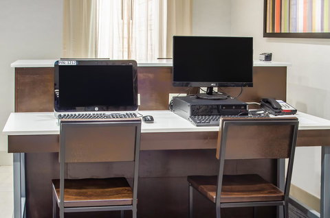 Holiday Inn Express & Suites - Olathe South - Bet 4u 9