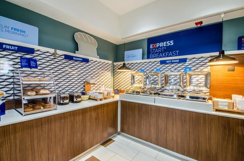 Holiday Inn Express & Suites - Olathe South - Bet 4u 3