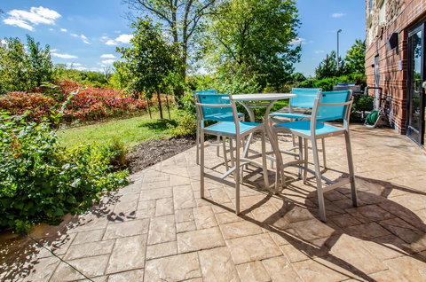 Holiday Inn Express & Suites - Olathe South - Bet 4u 18