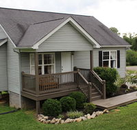 Four Seasons Cottage on Taylorsville Lake with a Hot Tub