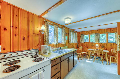 Quintessential Maine Cottage - Click Find 4
