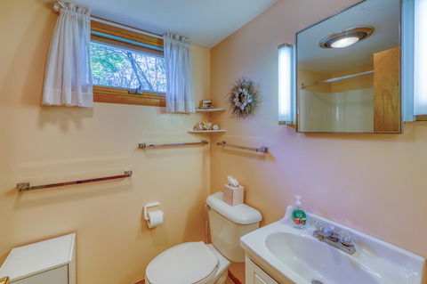 Quintessential Maine Cottage - Click Find 9