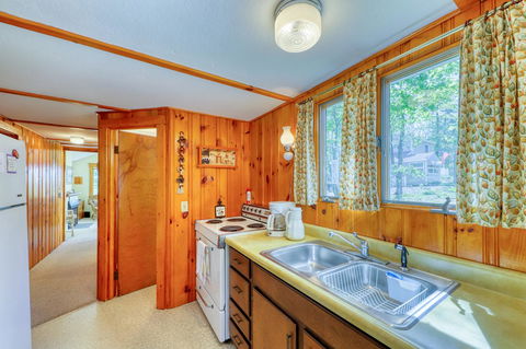 Quintessential Maine Cottage - Click Find 8