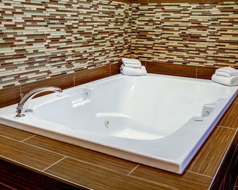 Comfort Suites Stevensville â€“ St. Joseph - Bet 4u 20