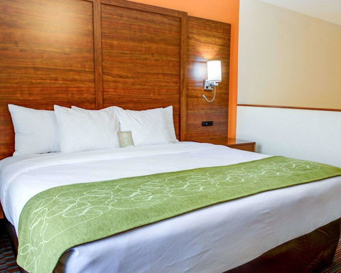 Comfort Suites Stevensville â€“ St. Joseph - Bet 4u 34