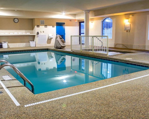 Comfort Suites Stevensville â€“ St. Joseph - Bet 4u 6