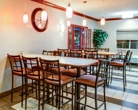 Comfort Suites Stevensville â€“ St. Joseph - Bet 4u 36