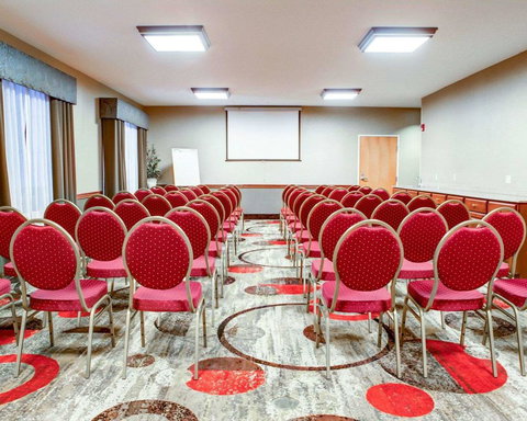 Comfort Suites Stevensville â€“ St. Joseph - Bet 4u 17