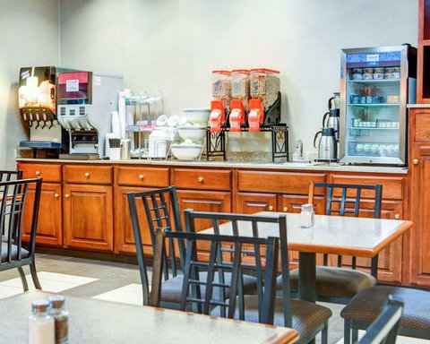 Comfort Suites Stevensville â€“ St. Joseph - Bet 4u 26