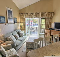 202 Pointes North Inn