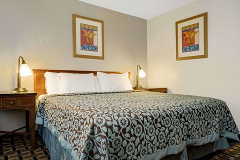 Days Inn By Wyndham St. Paul-Minneapolis-Midway - Click Find 10