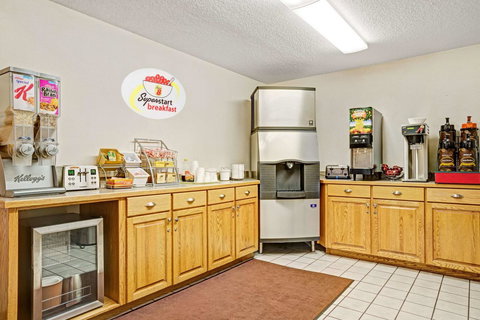 Super 8 By Wyndham Moorhead - Bet 4u 10