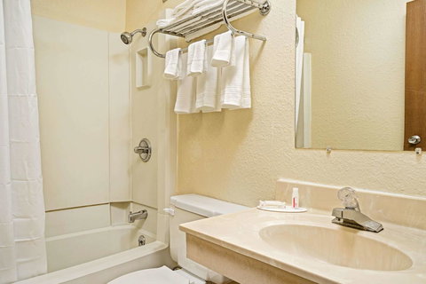 Super 8 By Wyndham Moorhead - Bet 4u 11