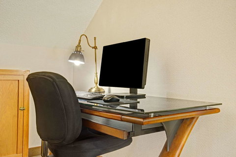 Super 8 By Wyndham Moorhead - Bet 4u 6