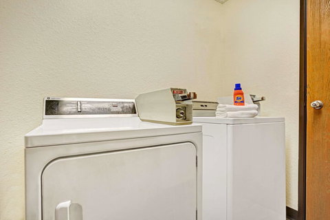 Super 8 By Wyndham Moorhead - Bet 4u 2