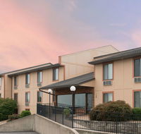 Super 8 by Wyndham Hannibal