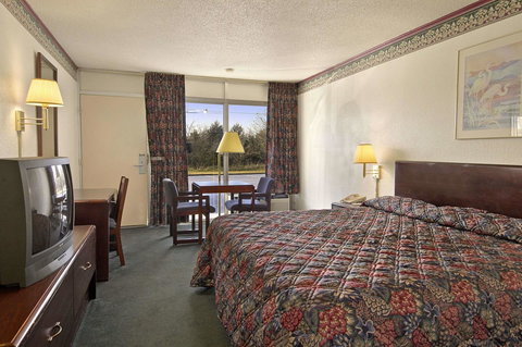 Days Inn By Wyndham Lebanon - Bet 4u 15