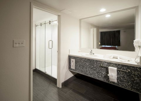 Thunderbird Boutique Hotel - Click Find 16