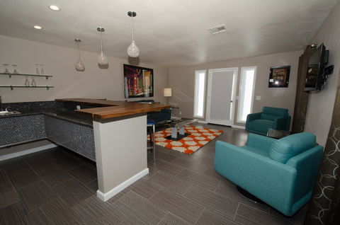 Thunderbird Boutique Hotel - Click Find 4