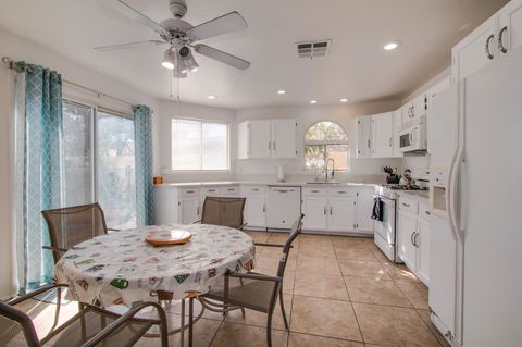 Red Rock Vacation Villa - Lawyer Find 5
