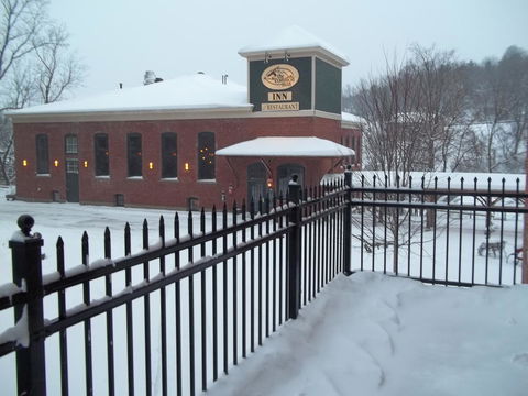 Common Man Inn & Restaurant Claremont - Bet 4u 36