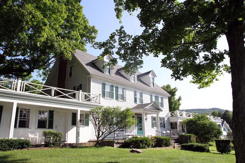 Storybook Inn & Suites - Bet 4u 1