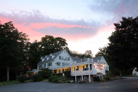 Storybook Inn & Suites - Bet 4u 40