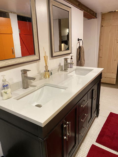 Barn Door Hostel - Bet 4u 3