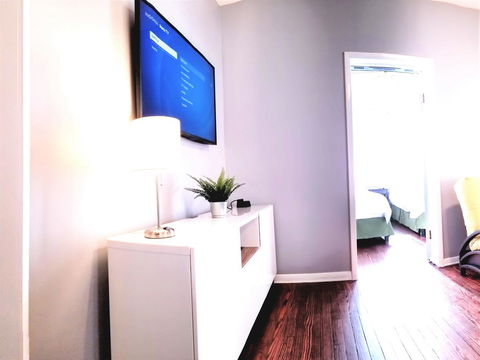 10 Minute Train To Downtown Manhattan New York City / 12 Minute Uber To Newark Airport - Bridge Guide 6